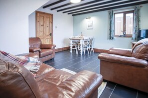 TV, DVD player - The Brambles - 2 Bedroom Cottage - Llanteg (Llanteg)