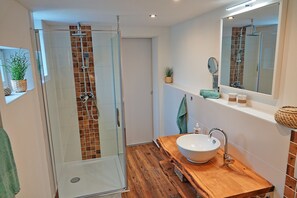Dusche, Haartrockner, Handtücher, Toilettenpapier