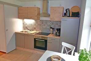 Kühlschrank, Ofen, Herdplatte, Wasserkocher mit Kaffee-/Teezubehör
