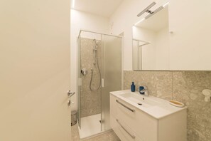 Shower, hair dryer, bidet, towels
