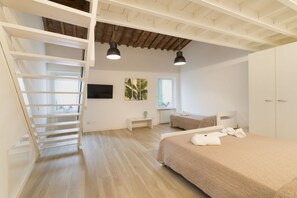 2 bedrooms, desk, iron/ironing board, WiFi