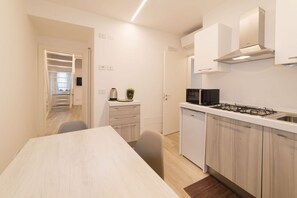 Kühlschrank, Mikrowelle, Herdplatte, Geschirrspüler