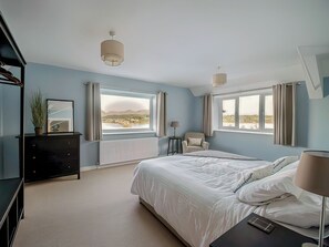 4 bedrooms, free WiFi, bed sheets - 4 bedroom accommodation in Menai Bridge (Menai Bridge)