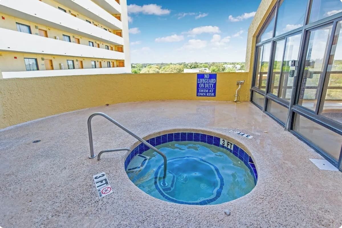 Un bain à remous avec un panneau indiquant qu’il n’y a pas de sauveteur en service.