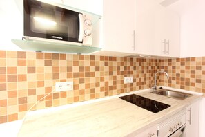 Fridge, microwave, oven, stovetop - La lonja -- old town Palma (Palma de Mallorca)