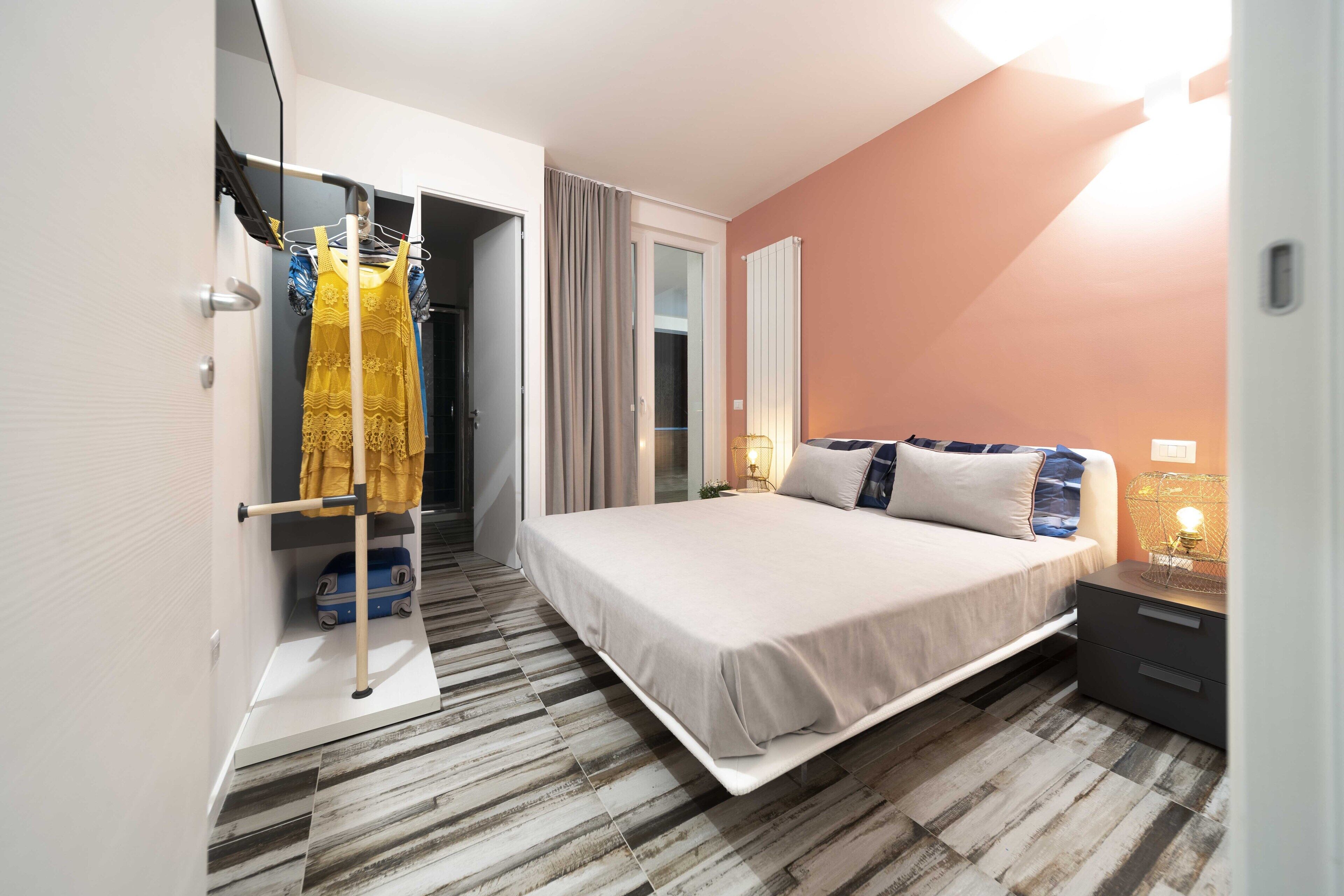 办公桌、免费 WiFi