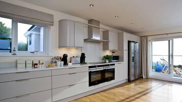 Lava-louças, cadeirão de bebê