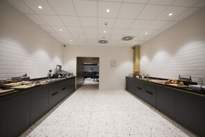 Petit déjeuner buffet (15 EUR par personne)