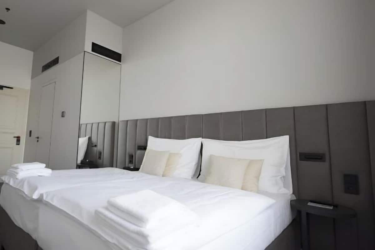 Minibar, värdeförvaringsskåp på rummet och mörkläggningsgardiner