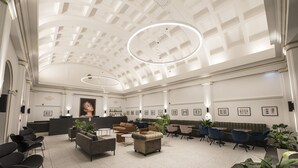 Un hall d’entrée spacieux avec un plafond haut, un mobilier moderne et un espace d’accueil.