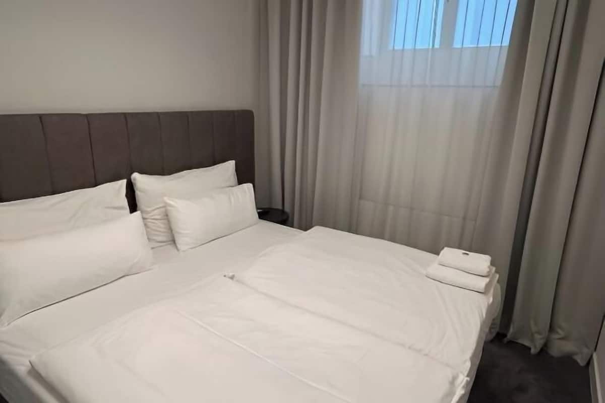 Minibar, värdeförvaringsskåp på rummet och mörkläggningsgardiner