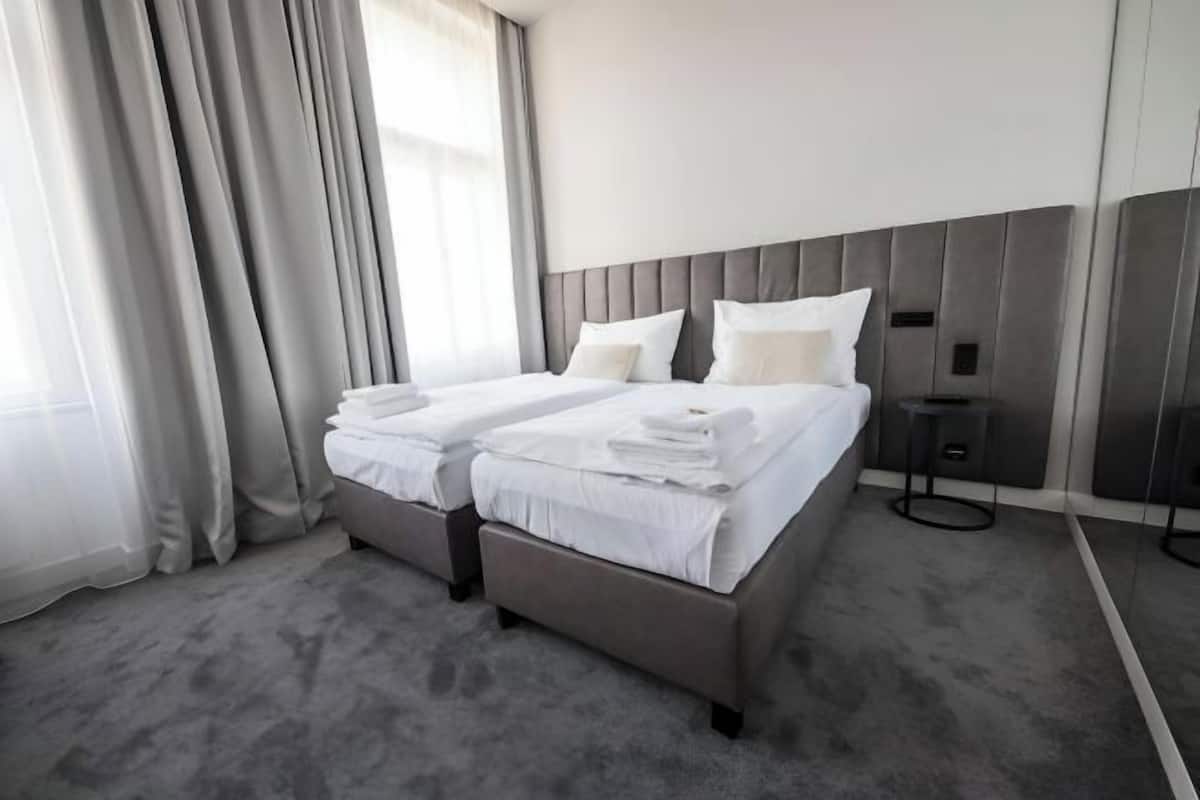 Minibar, värdeförvaringsskåp på rummet och mörkläggningsgardiner