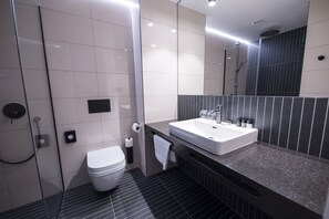 Douche cascade, articles de toilette (gratuits), séchoir à cheveux