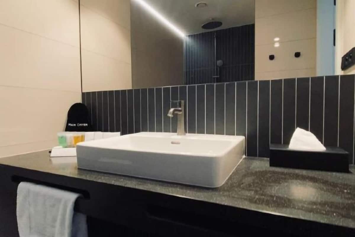Bathroom | Rainfall showerhead, free toiletries, hair dryer, towels