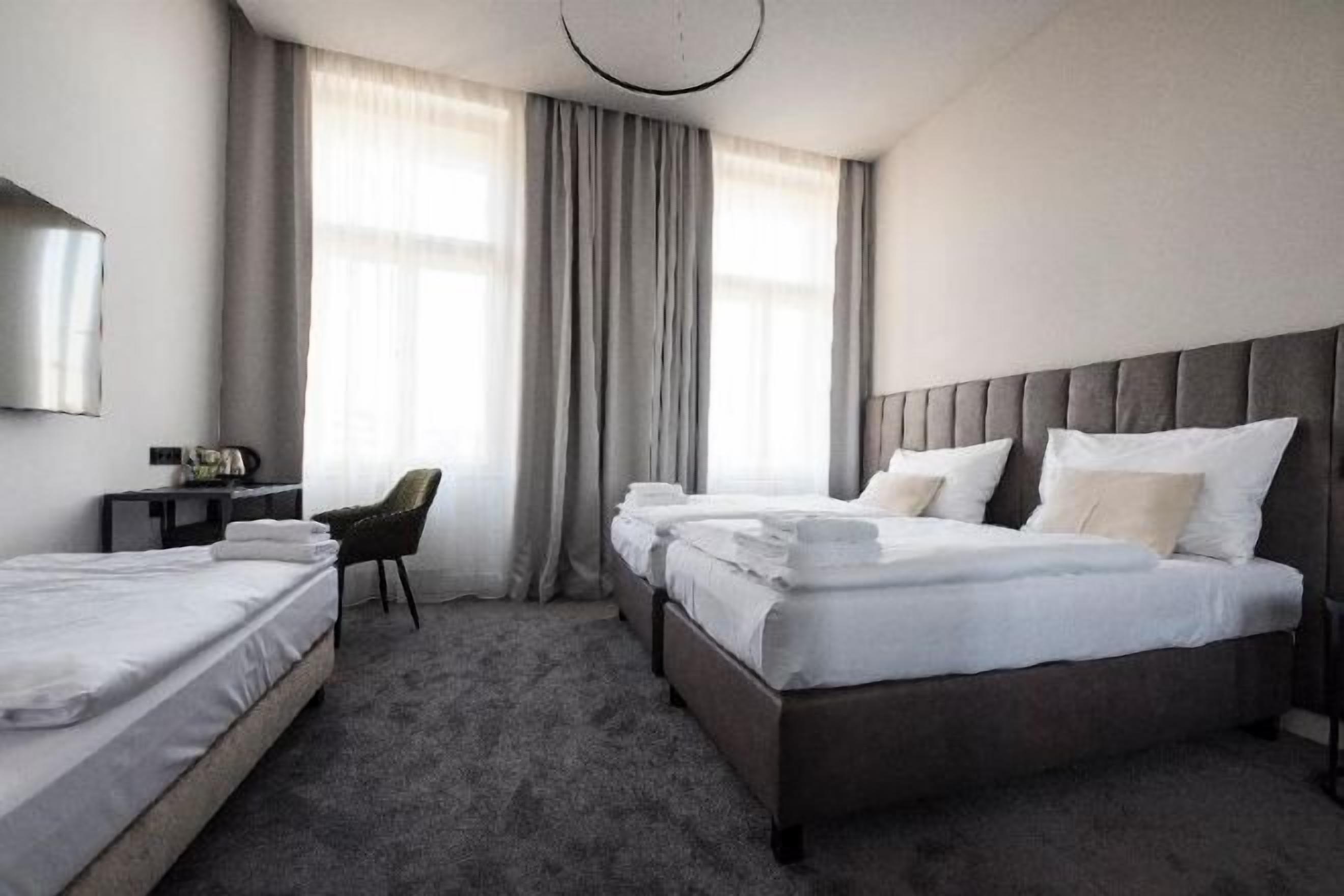 Minibaari, tallelokero huoneessa, pimennysverhot, silitysrauta/-lauta