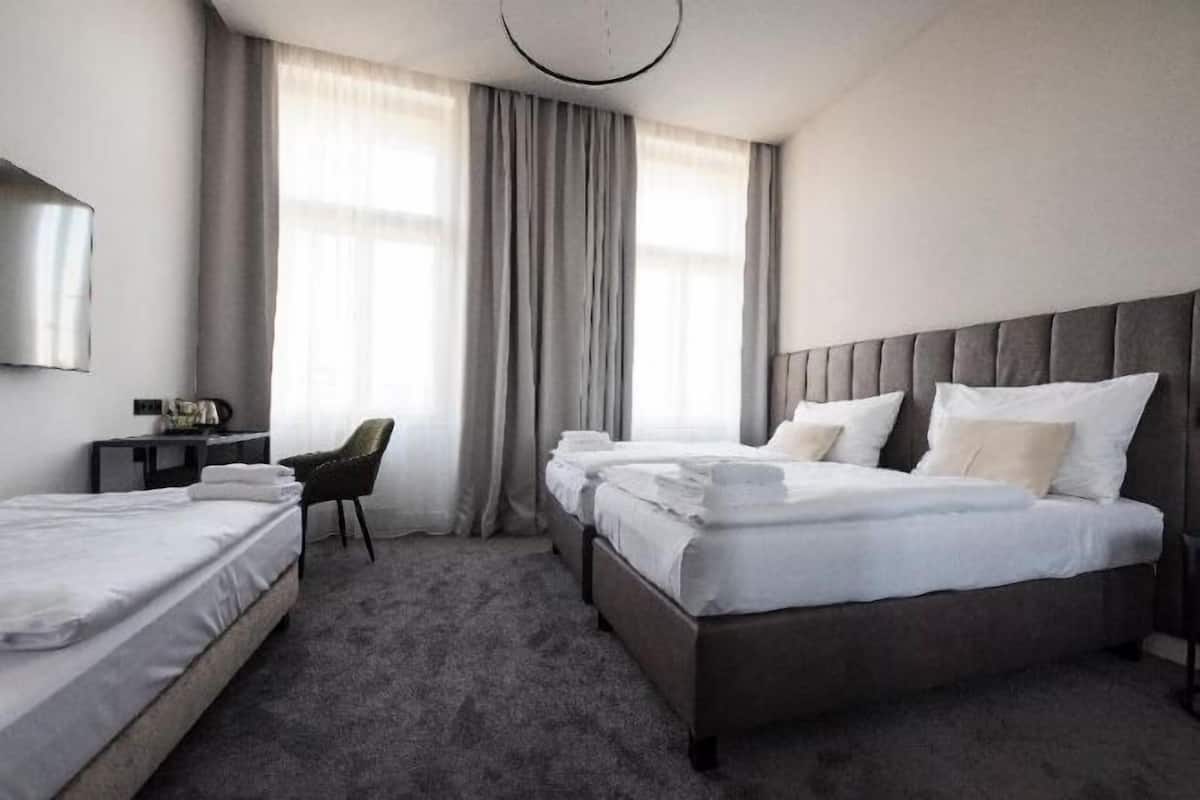 Minibaari, tallelokero huoneessa, pimennysverhot, silitysrauta/-lauta