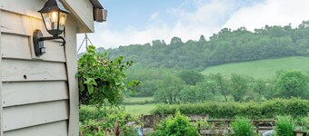 4 bedroom accommodation in Llandeilo