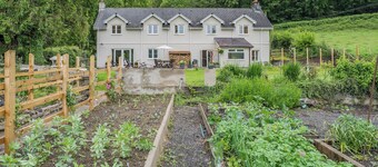 4 bedroom accommodation in Llandeilo