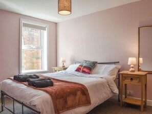 3 bedrooms, free WiFi, bed sheets - 3 bedroom accommodation in Scarborough (Scarborough)
