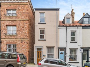 Exterior - 3 bedroom accommodation in Scarborough (Scarborough)