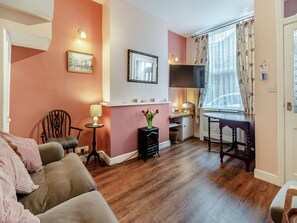 TV - 3 bedroom accommodation in Scarborough (Scarborough)