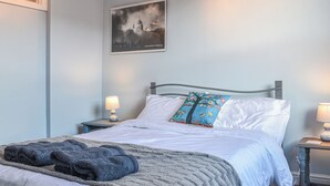3 bedrooms, WiFi (free), bed sheets