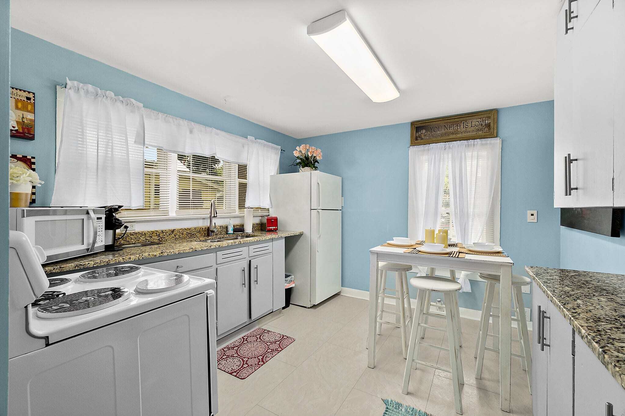 Réfrigérateur, micro-ondes, four, plaque de cuisson