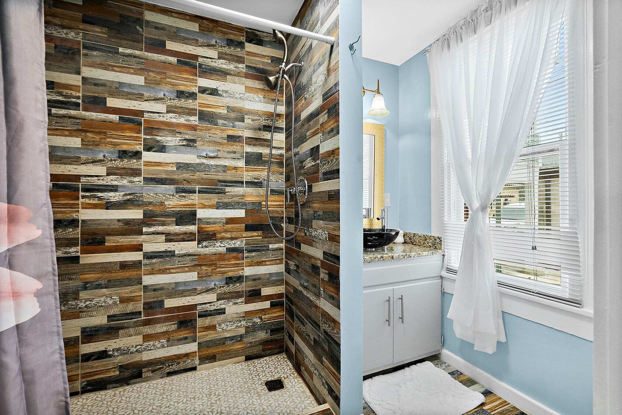 Shower, hair dryer, towels, shampoo
