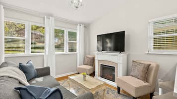 Televisión, chimenea y oficina