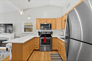 Frigorífico, microondas, horno y placa de cocina