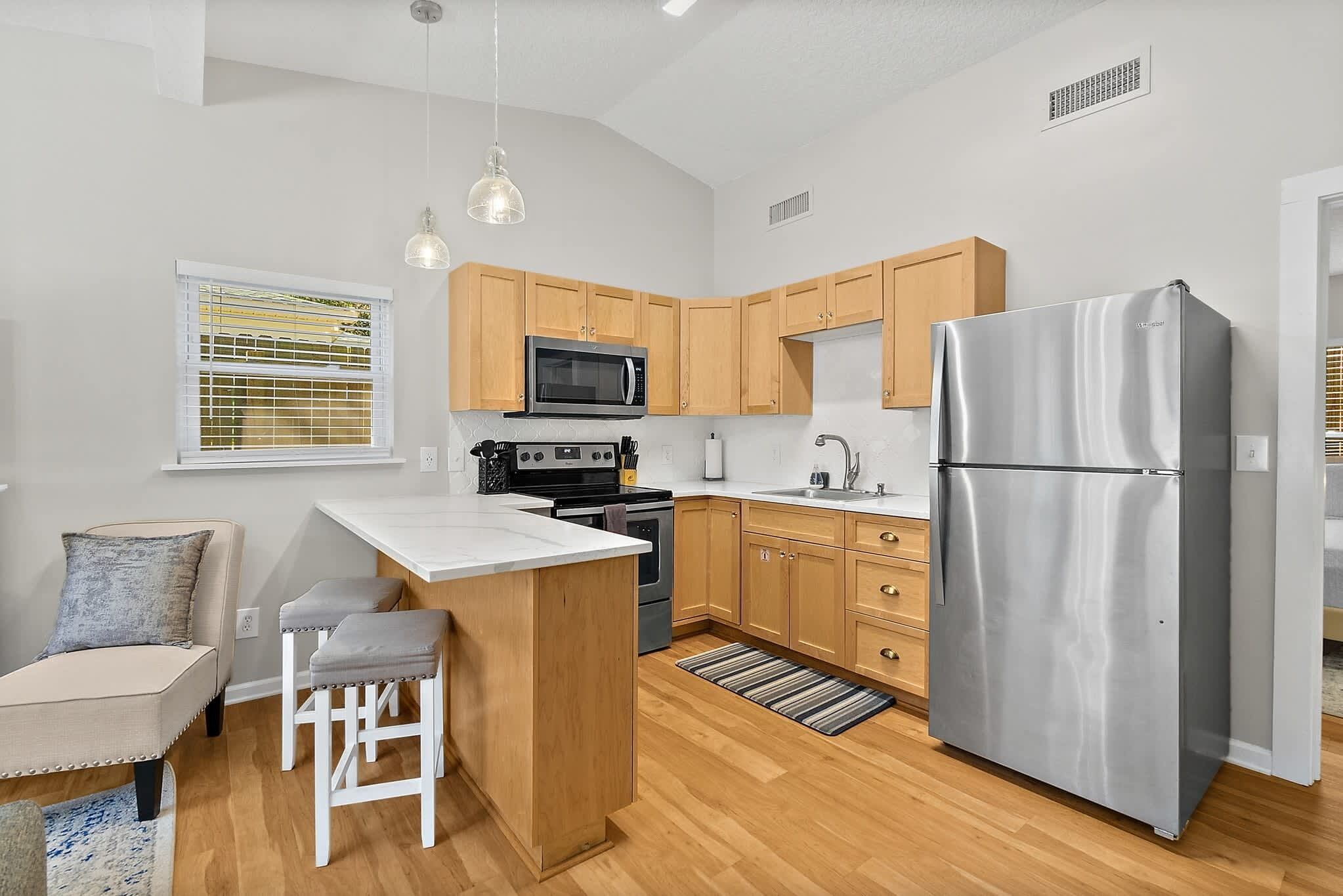 Geladeira, micro-ondas, fogão, cooktop