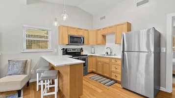 Geladeira, micro-ondas, fogão, cooktop