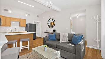 Tv, eldstad och kontor