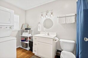 Baignoire, sèche-cheveux, serviettes fournies