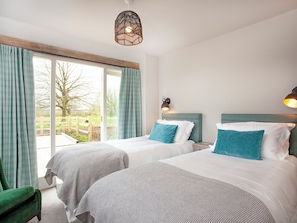 2 bedrooms, free WiFi, bed sheets - 2 bedroom accommodation in Southwood, near Glastonbury (Southwood, near Glastonbury)