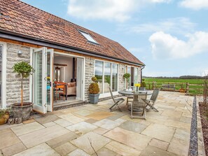 Outdoor dining - 2 bedroom accommodation in Southwood, near Glastonbury (Southwood, near Glastonbury)