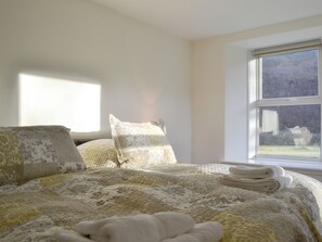 5 bedrooms, bed sheets