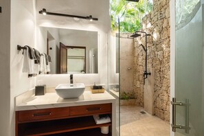Combined shower/bathtub, hair dryer, bidet, towels - CASA BAILEY / Los Tamarindos 6 (La Romana)