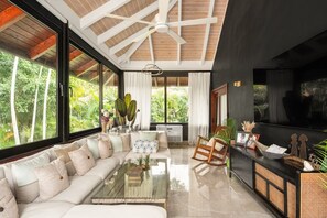 Smart-TV, Kamin, Bücher, Stereoanlage