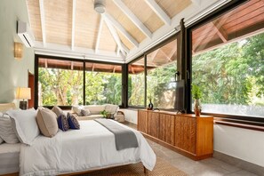 6 Schlafzimmer, Zimmersafe, Schreibtisch, Bügeleisen/Bügelbrett