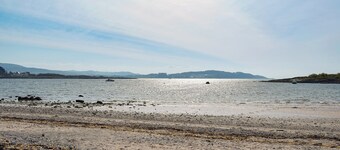 A perfect base for couples to explore the island, only a short stroll to the town.