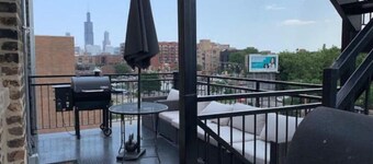 HUGE 1700 sqft 3bd West Loop Penthouse w/ Balcony