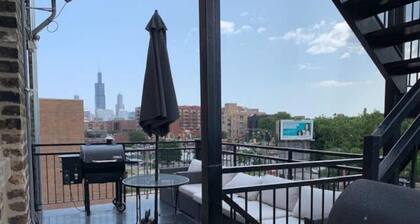 HUGE 1700 sqft 3bd West Loop Penthouse w/ Balcony