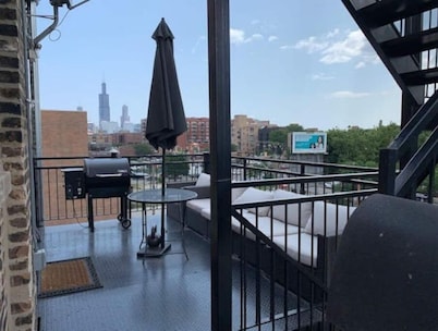 HUGE 1700 sqft 3bd West Loop Penthouse w/ Balcony