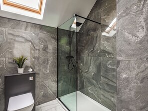 A modern bathroom with a glass-enclosed shower, a white toilet, and a potted plant. - 5 bedroom accommodation in Willoughby, near Alford (Willoughby, near Alford)