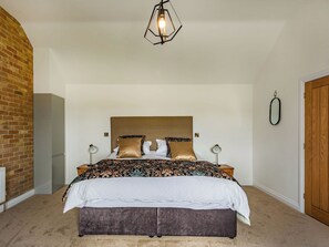 5 bedrooms, free WiFi, bed sheets - 5 bedroom accommodation in Willoughby, near Alford (Willoughby, near Alford)