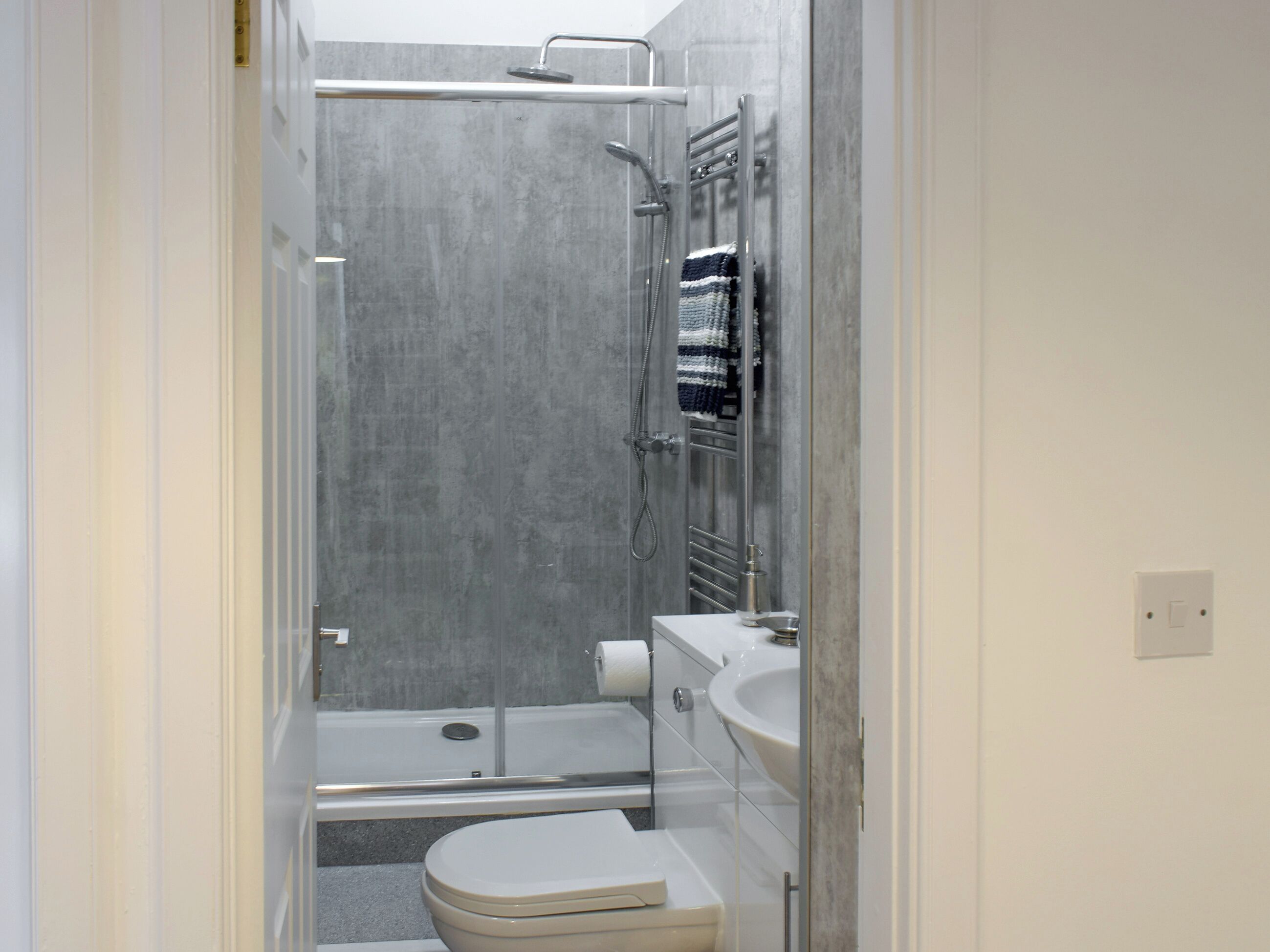 Regadera tipo lluvia y toallas 