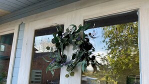 Une fenêtre ornée d’une guirlande décorative.