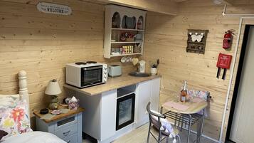 House, 1 Queen Bed | Private kitchen | Fridge, oven, stovetop, electric kettle
