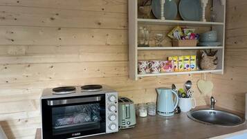 House, 1 Queen Bed | Private kitchen | Fridge, oven, stovetop, electric kettle